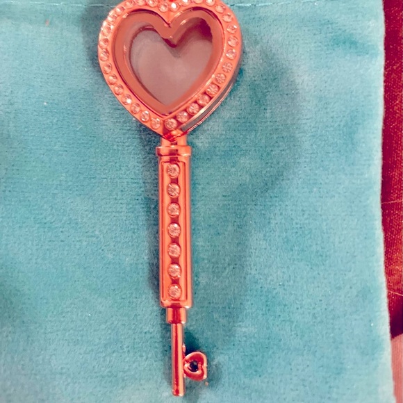 Rhinestone Magnetic Heart Locket Key Shape Pendant - Picture 1 of 3